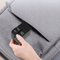 Kompaktowy adapter podróżny do gniazdka mieszczący się w plecaku