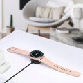 Ładowanie smartwatcha Samsung Galaxy Watch za pomocą magnetycznej ładowarki USB – stabilne i bezpieczne mocowanie.