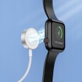 Ładowanie Apple Watch za pomocą magnetycznej ładowarki USB – stabilne i bezpieczne mocowanie do zegarka.
